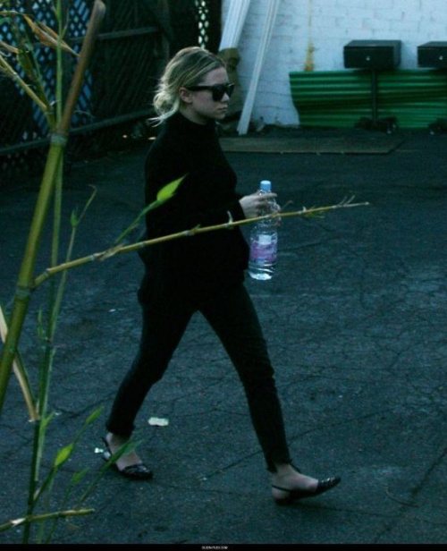 Ashley leaving Neil George Hair Salon-paparazzi grudzień 2007