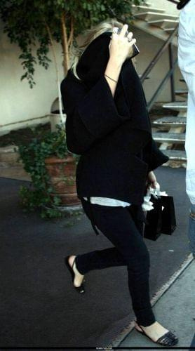 Ashley shopping in West Hollywood-paparazzi grudzień 2007