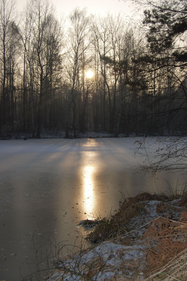 "Lecz po nocy tej najdłuższej
musiał nadejść dzień
kiedy słońce lody kruszy
chcesz uciekać w cień..." #jezioro #zima #lód