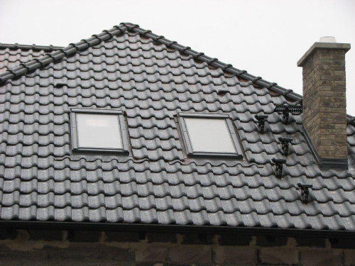 ...czaro - brązowy roben leży na dachu :)