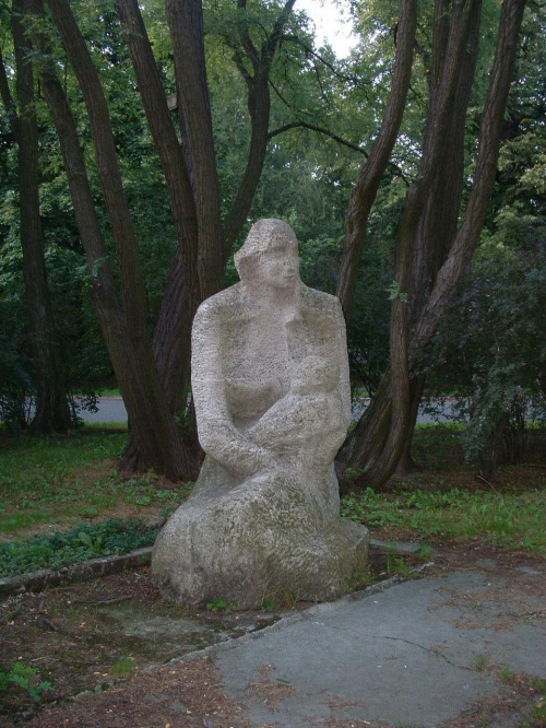 Rzeźba Macierzyństwo - park Żeromskiego