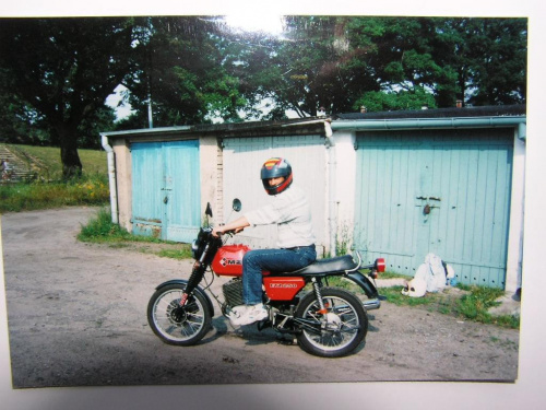 Ja i mój motorek MZ ETZ 250 ( wtedy to był hit !!) gdzieś takze 14 lat temu :)