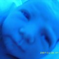 Madzia w świetle lamp w nocy