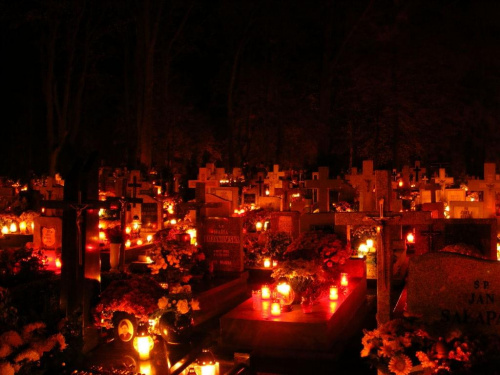 1 Listopada ... Lubie wtedy wieczorne spacery po cmentarzu