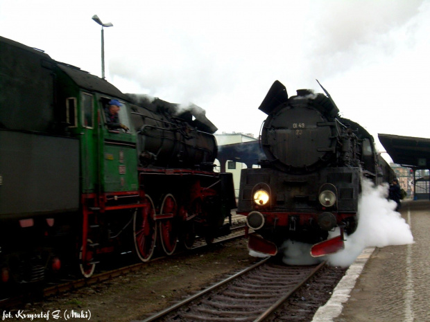 A oto i skutki nieszczęścia. Ol49-23 podczepia się pod skład opóźnionego na starcie o 20 min., pociągu do Poznania. Po lewej sprawczyni tego opóźnienia Ol49-7.