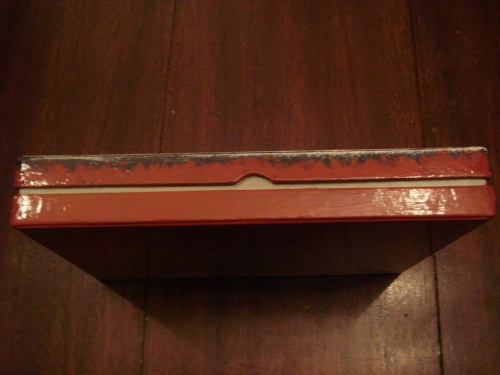 Pudełko kartonowe pokryte farbami akrylowymi i zdobione techniką decoupage