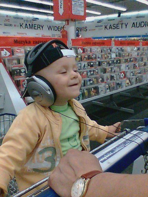 Mój bratanek Seweryn w Media Markt xD Jaka faza - muzyki słucha ;D #Seweryn #MediaMarkt #płyty #muzyka #faza #uśmiech #dziecko #bratanek